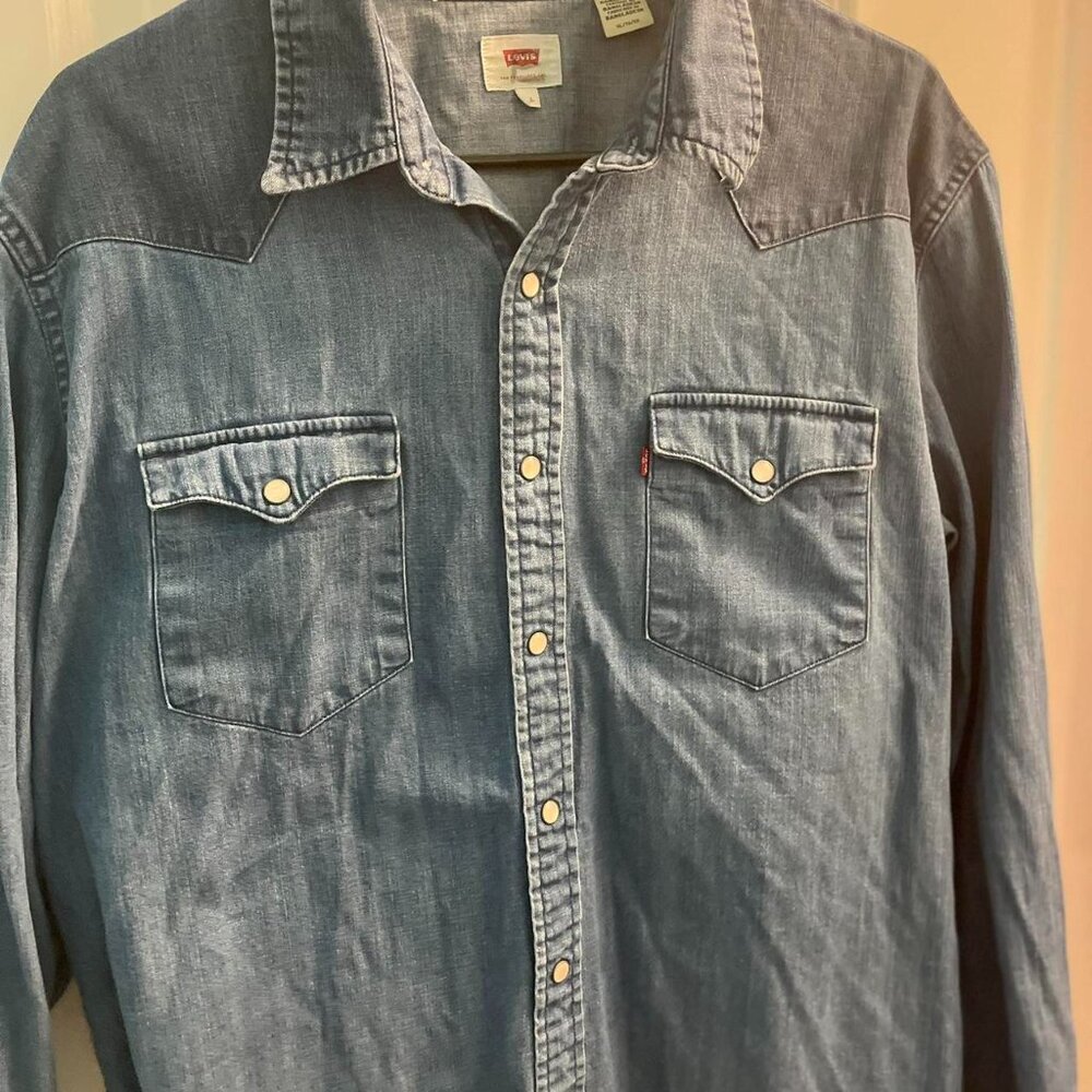 Women's Levi's classic fit western style pearl snap shirt